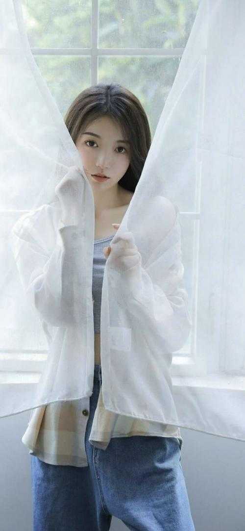 穿越小白脸，女帝只想要我