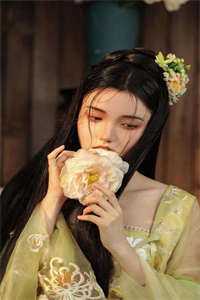 咬红唇