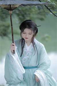她死后，家主跪在坟头痛哭