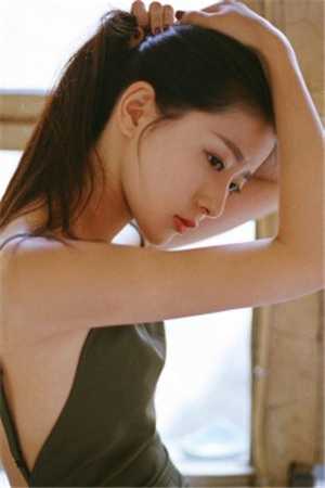 为留住皇后娘娘，陛下开始用男色了