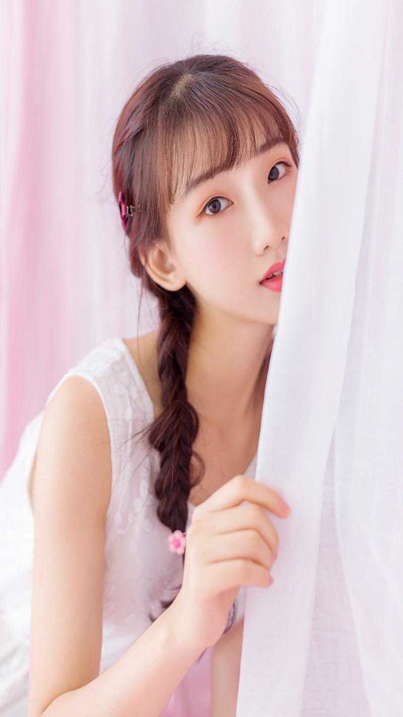 和病娇大佬共感后，我被摁怀里亲