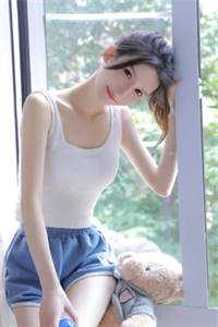 我在菩萨泥像身后吸香火