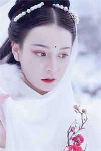 土匪袭村时，他在陪白月光看电影