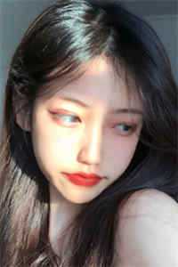 她不值得我爱过