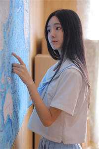 她死三年，霍总红眼挖坟撞墓碑