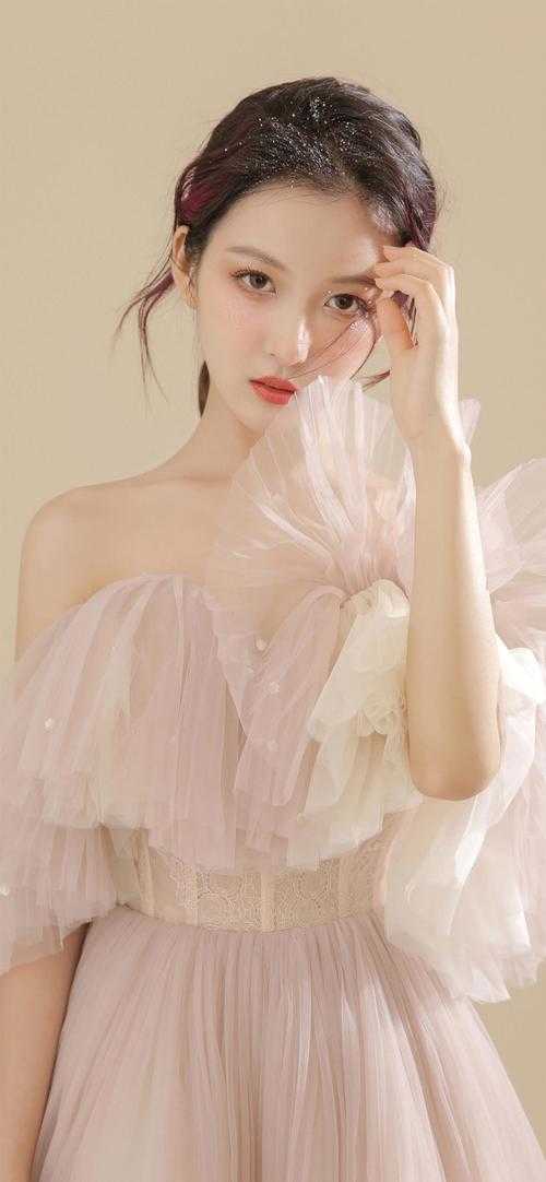 刚拿婚纱照报喜，却被亲妈卖了