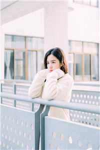 别时明月卷春空