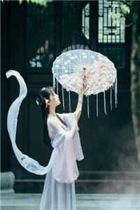 月从云，花有风