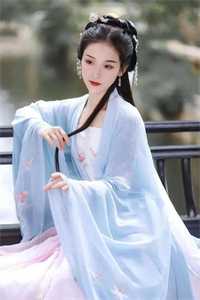 镜花误，冷月映清辉