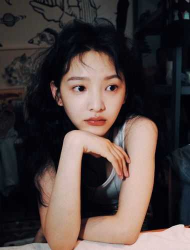 跪在灵堂前的苏婉清